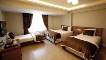 Habitación triple estándar | Ropa de cama de alta calidad y caja de seguridad en la habitación