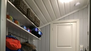 A small, narrow hallway with a white door on the right and a coat rack on the left. - Koselig Hytte i Hemsedal (Hemsedal)