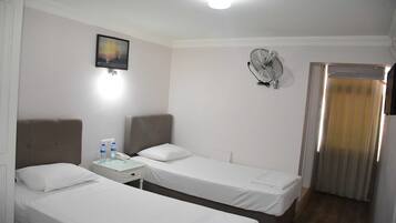 Escritorio, tabla de planchar con plancha y wifi gratis