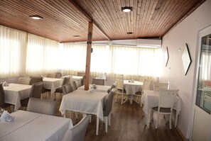 Tägliches inbegriffenes kontinentales Frühstück