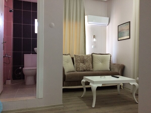 Suíte | Banheiro | Chuveiro, produtos de toalete grátis, secador de cabelo, chinelos