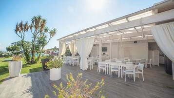 Se sirven desayunos; con vista a la alberca