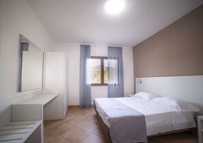 1 Schlafzimmer, hochwertige Bettwaren, Verdunkelungsvorhänge