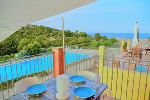 Leilighet – panorama, 2 soverom, terrasse, sjøutsikt | 1 soverom, sengetøy av topp kvalitet og blendingsgardiner