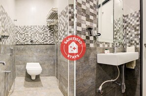 Standard Double Room | Bathroom | Free toiletries, hair dryer, towels