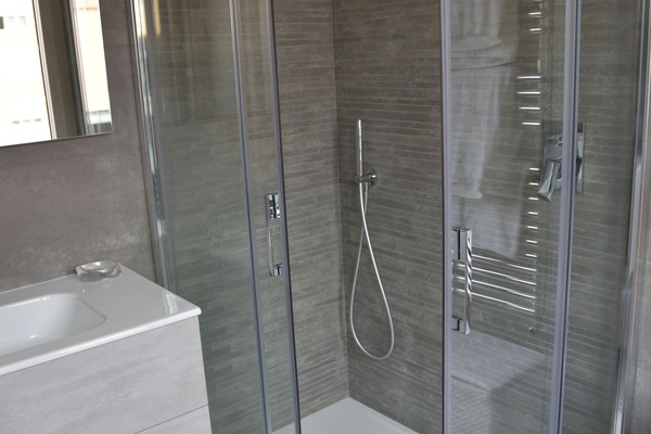 Chambre Triple Confort, balcon, vue fleuve | Salle de bain | Douche, articles de toilette gratuits, sĂšche-cheveux, bidet