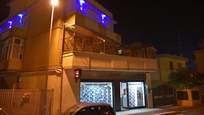 A two-story building with a balcony on the upper floor. - La Lira (Fiumicino)