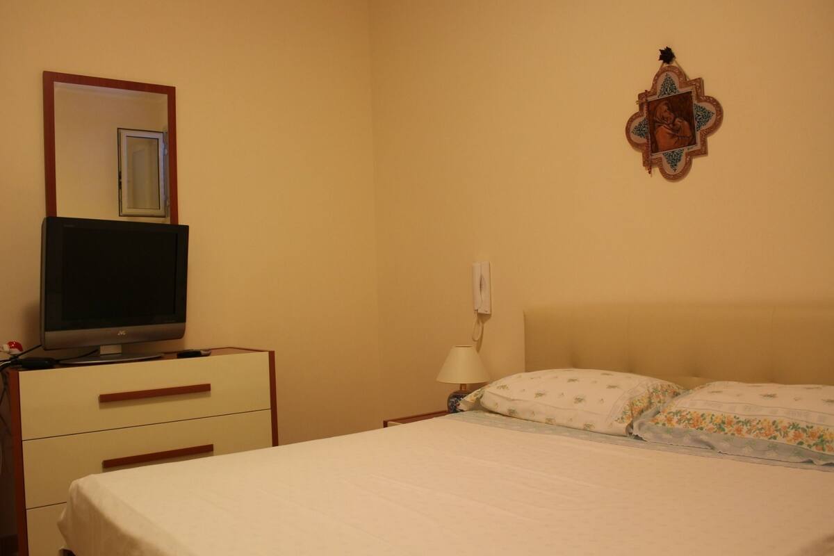 Escritorio, cunas gratuitas y wifi gratis