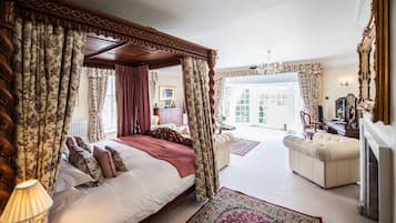 Suite presidencial, tina, vista al jardín | Sábanas de algodón egipcio y ropa de cama de alta calidad