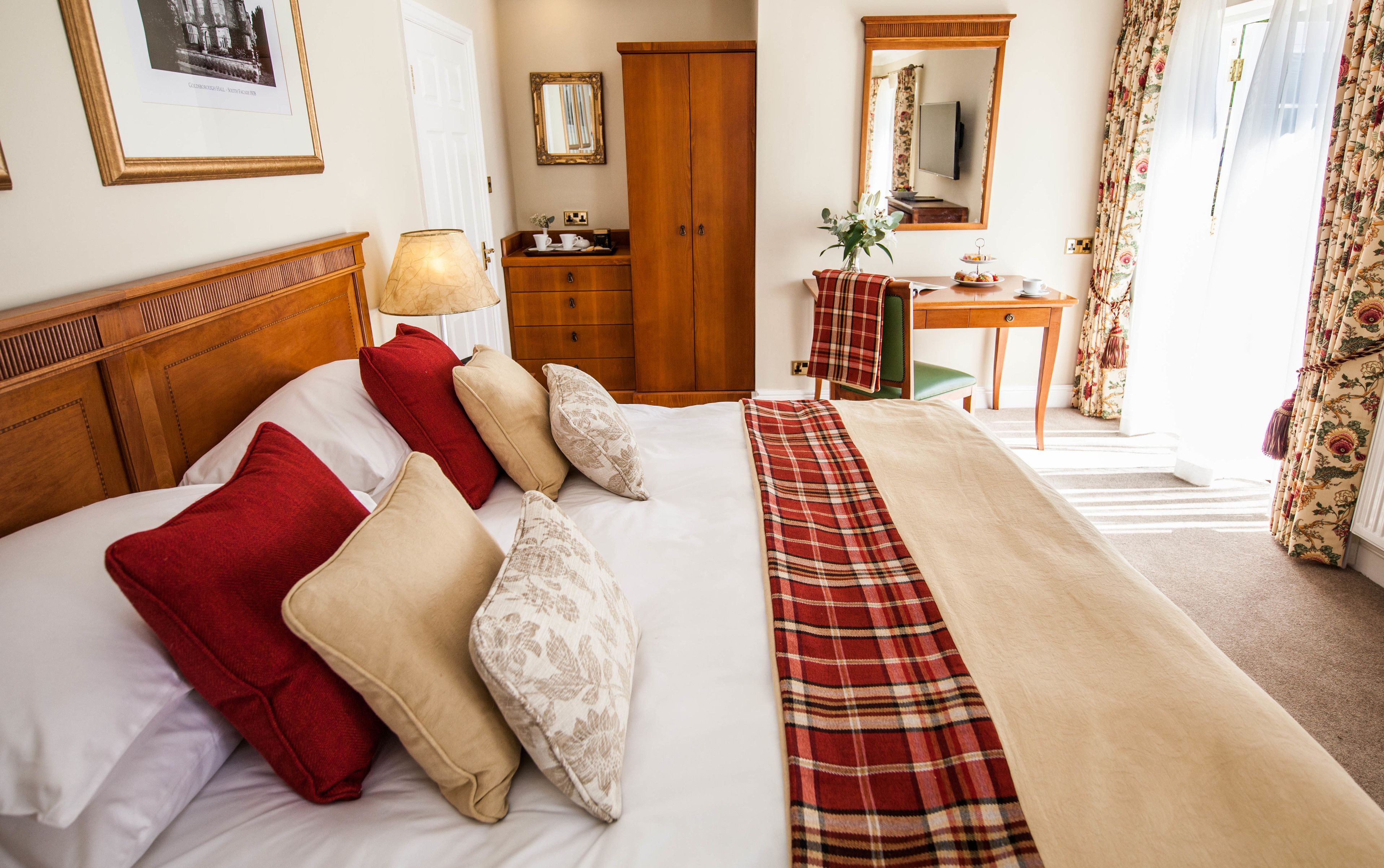 Habitación de lujo con 1 cama matrimonial o 2 individuales, 1 cama King size, vista al jardín | Sábanas de algodón egipcio y ropa de cama de alta calidad 