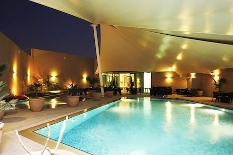 Una piscina al aire libre