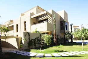 المنطقة المحيطة بالمنشأة