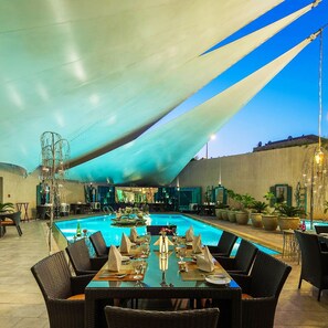 تناول الطعام بالخارج