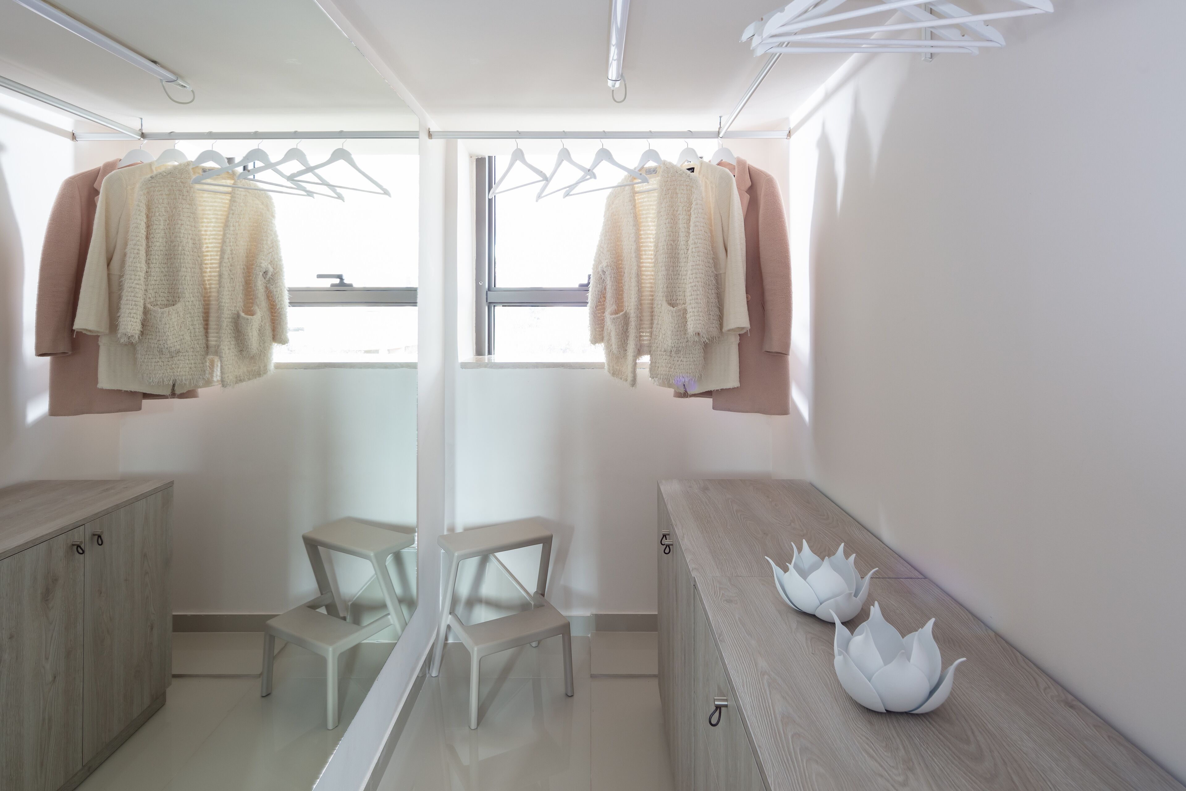 Une salle de bain moderne avec un miroir, un meuble en bois et une chaise.