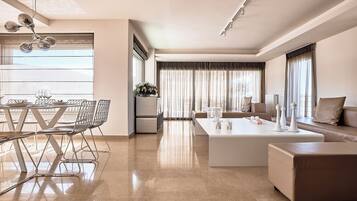Olive - Top Floor Apartment | Area keluarga | Smart TV, perapian, dan Netflix