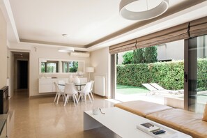 Oregano - Elaia Luxury Ground Floor Apartment with Private Pool and Gym  | 餐廳