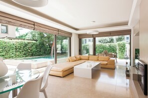 Oregano - Ground Floor Apartment with Private Pool and Gym | Living room - Crystal Green Signature Apartments Glyfada (Glyfada)