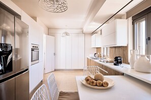 Olive - Top Floor Apartment  | Private kitchen | Full-size fridge, microwave, oven, stovetop