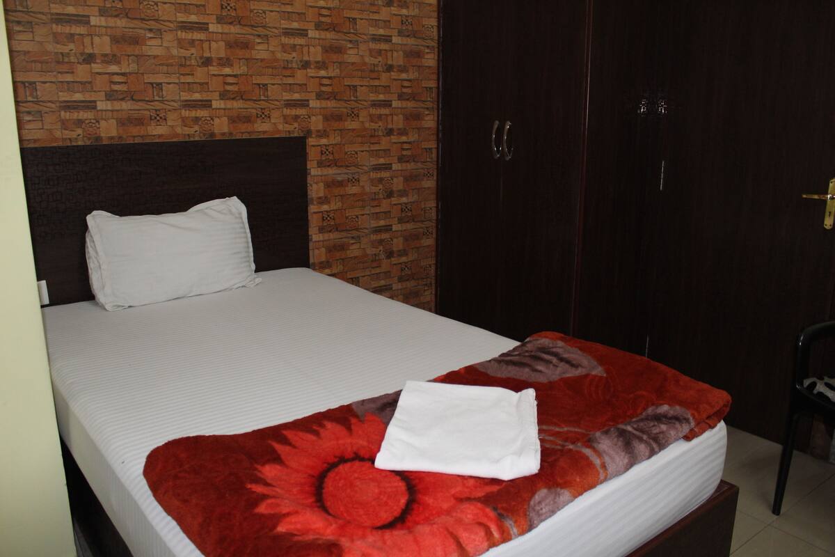 1 bedroom, desk, rollaway beds, free WiFi