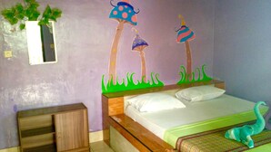 Un dormitorio con cama, mesita de noche, espejo y un mural en la pared.