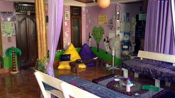 Tripla Deluxe (with AC) | Area soggiorno