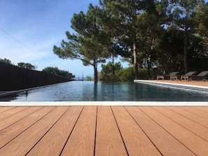 Outdoor pool, pool loungers - Azen Cool House (Sintra)