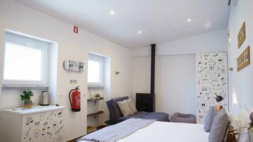 Familien-Vierbettzimmer, 1 Schlafzimmer, 2 Bäder, Erdgeschoss | 1 Schlafzimmer, individuell dekoriert, Bettwäsche