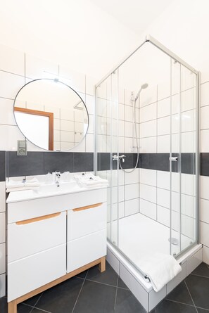 Triple Room (No window) | Bathroom | Shower, free toiletries, hair dryer, towels - Narodni Stay (Prague)