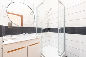 Triple Room (No window) | Banheiro | Chuveiro, produtos de toalete grátis, secador de cabelo 