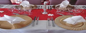 Phục vụ bữa sáng, bữa trưa, bữa tối, món Pháp