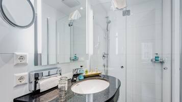 Superior Double Room, 1 King Bed with Sofa bed (Plus) | Bathroom | Shower, free toiletries, hair dryer, towels