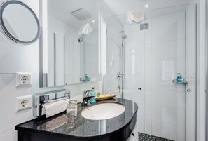 Chambre supérieure double, 1 trÚs grand lit et 1 canapé-lit (Plus) | Salle de bain | Douche, articles de toilette (gratuits), séchoir à cheveux