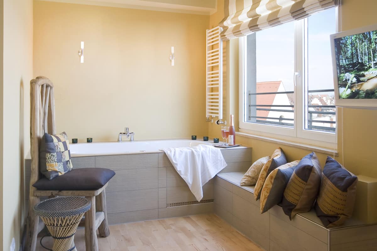 double room (african sunset) | jetted bathtub