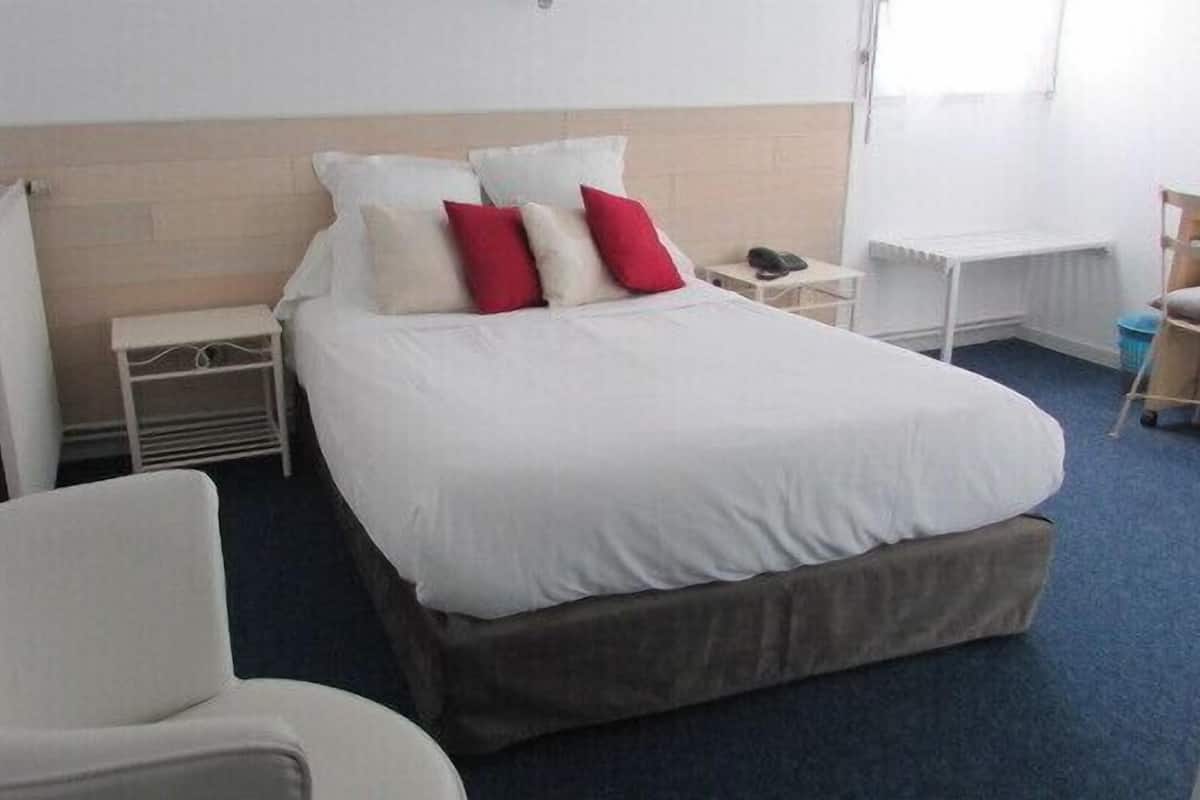 Kamar Double, bathtub | Meja kerja, setrika/meja setrika, Wi-Fi gratis, dan seprai linen