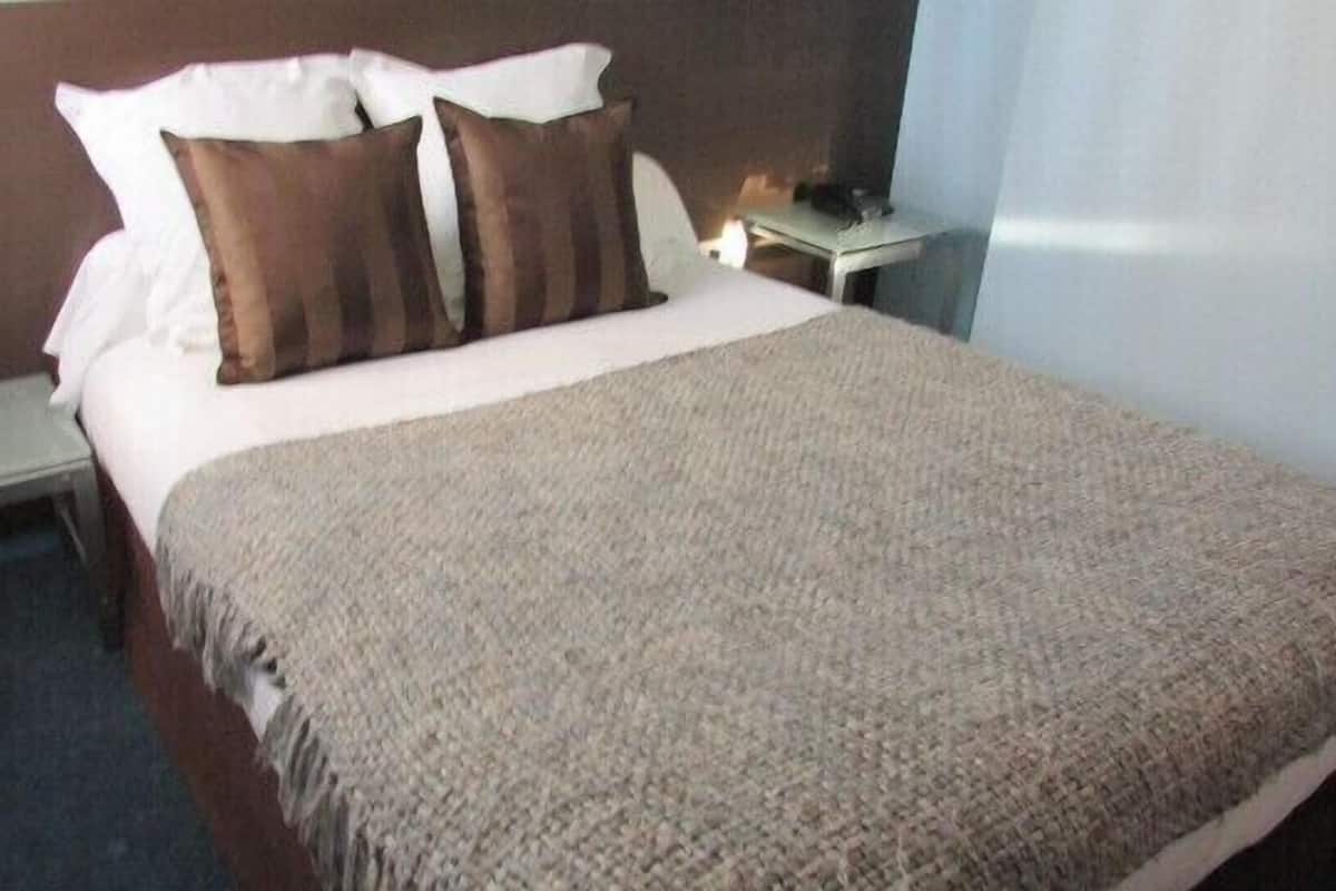 Kamar Double | Meja kerja, setrika/meja setrika, Wi-Fi gratis, dan seprai linen