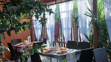 Habitación estándar | Servicio de comidas en la habitación