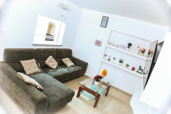Departamento Confort, 3 habitaciones | Sala de estar | Televisión de plasma 