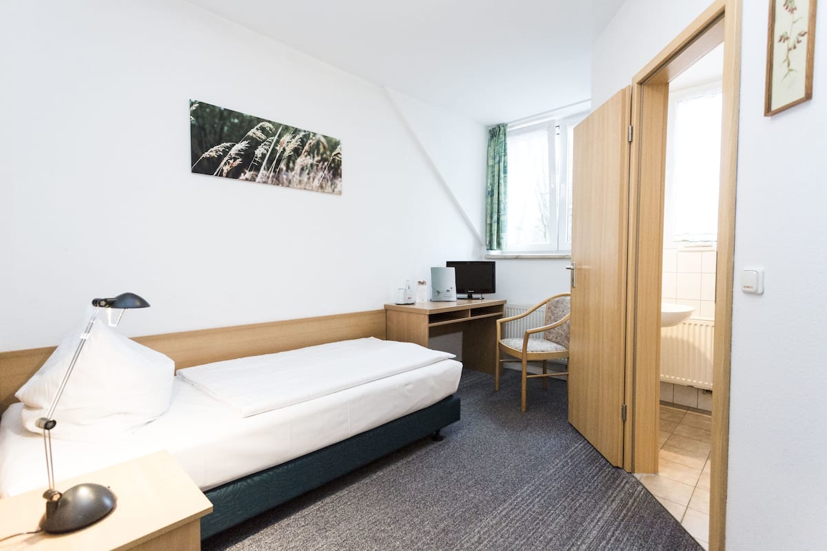 Eenpersoonskamer | Luxe beddengoed, een bureau, beddengoed