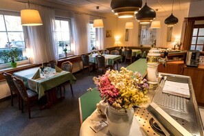 Petit déjeuner et dîner servis sur place, spécialités Cuisine locale