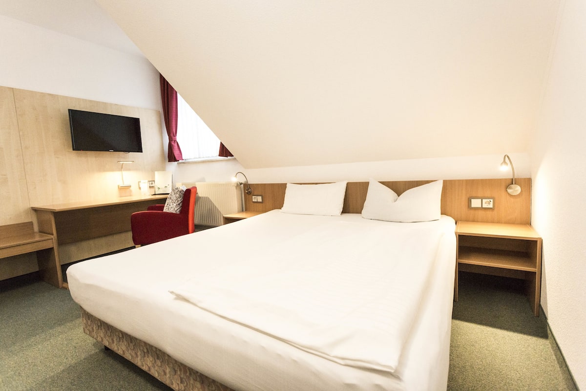 Tweepersoonskamer, voor 1 persoon | Luxe beddengoed, een bureau, beddengoed