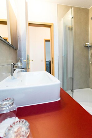 Shower, free toiletries, hair dryer, towels - Pension & Restaurant Nordstern (Cottbus)
