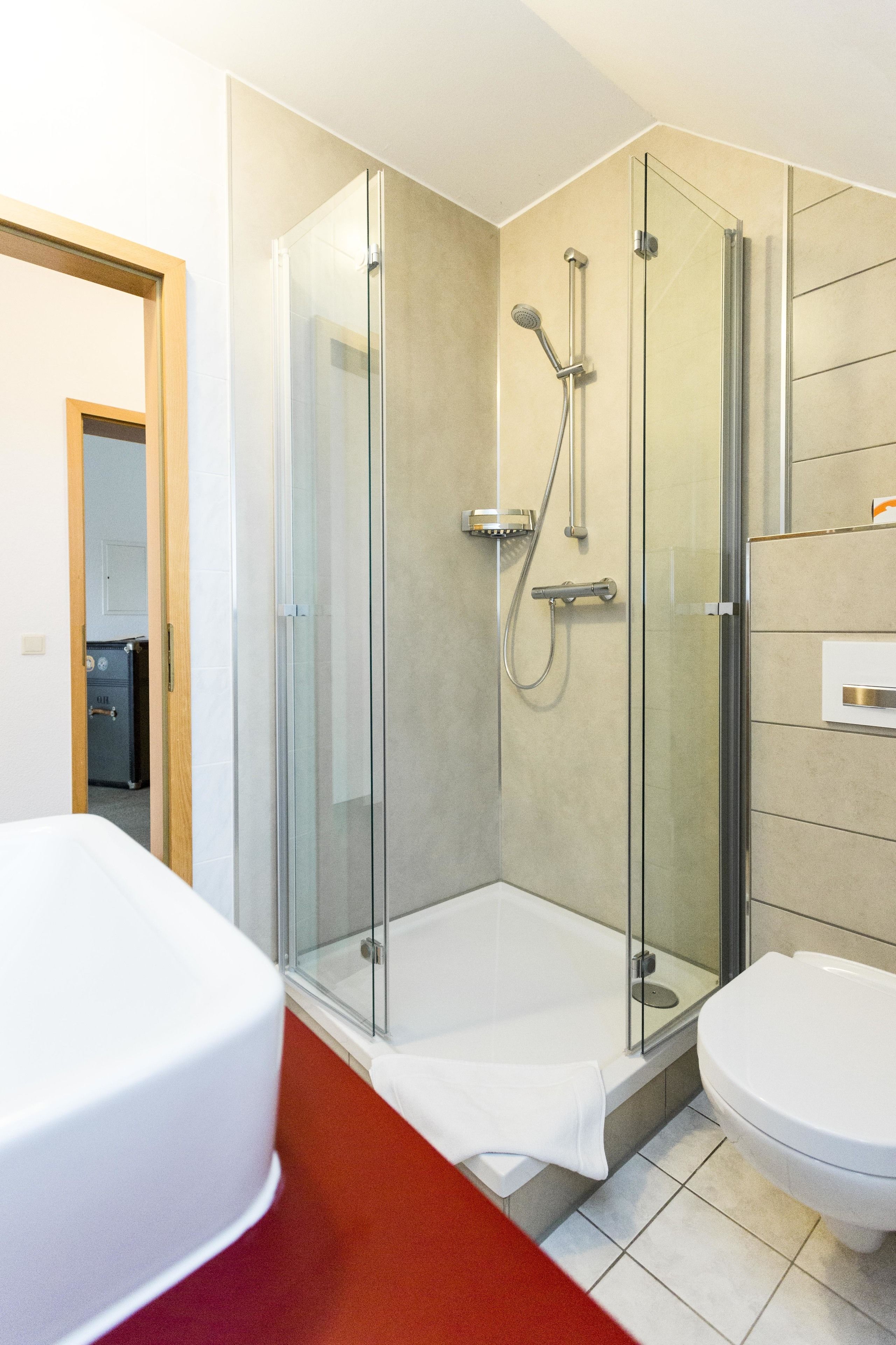 Dusche, kostenlose Toilettenartikel, Haartrockner, Handtücher