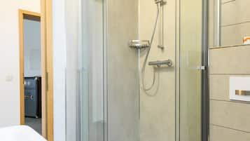 Dusche, kostenlose Toilettenartikel, Haartrockner, Handtücher