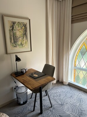 Standaard kamer | Luxe beddengoed, donsdekens, bedden met traagschuimmatrassen, een bureau