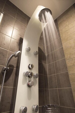Standard Room | Bathroom shower - Sockerslottet hotell (Kristinehamn)