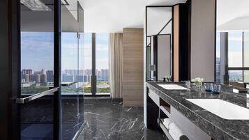 Separate bathtub and shower, deep-soaking bathtub, free toiletries