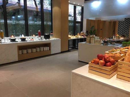 Café da manhã com buffet grátis todos os dias. Fairfield by Marriott Shanghai Jingan