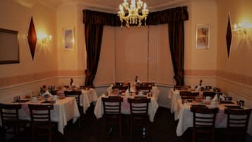 Desayuno continental diario (GBP 7.50 por persona)