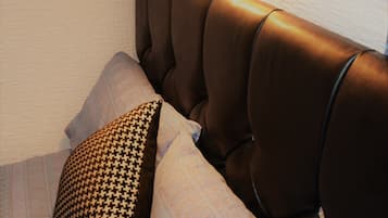 Tabla de planchar con plancha, wifi gratis y ropa de cama
