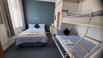 Quarto família, várias camas, suíte | Ferros/tábuas de passar roupa, Wi-Fi de cortesia, roupa de cama